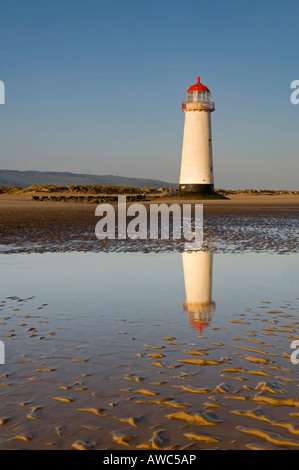 Talacre Lighthouse riflessa nella piscina sulla spiaggia, Punto di Ayr, Flintshire, Galles del Nord, Regno Unito Foto Stock