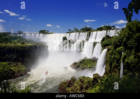 Iguassu Falls è la più grande serie di cascate sul pianeta Questa immagine mostra uno dei tour del fiume barche Foto Stock
