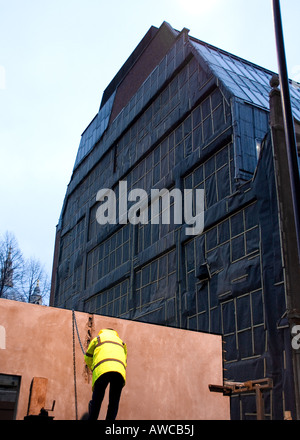 London street scene con la costruzione ed il lavoratore in giallo giacca di sicurezza Foto Stock