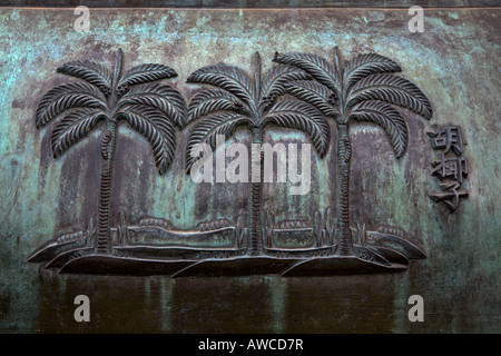 Uno dei nove urne dinastiche dentro le mura della cittadella imperiale di HUE VIETNAM Foto Stock