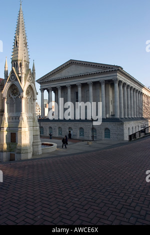 Birmingham Town Hall dopo il restauro, vista da Chamberlain Square con il ciambellano fontana commemorativa in primo piano Marzo 2008 Foto Stock