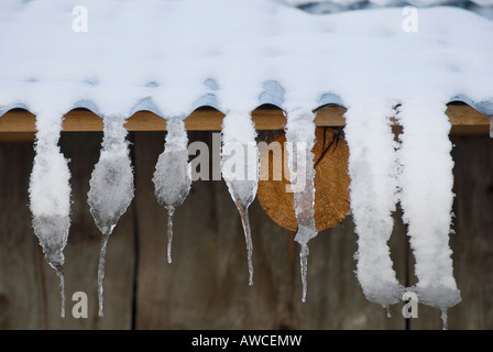 Forma strana ghiaccioli sul tetto chalet, Chatel, Francia Foto Stock