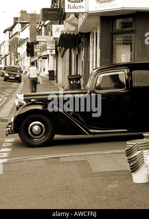 Classic Vintage posh auto sulla città moderna street in seppia Foto Stock