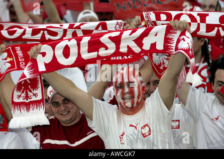 Un maschio sostenitore polacco con un dipinto di testa può contenere fino una sciarpa in mezzo alla folla durante la Coppa del Mondo 2006 Foto Stock