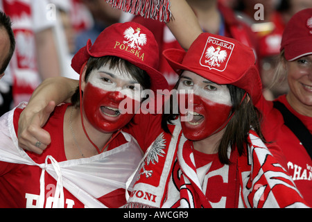 Due femmina Polonia sostenitori con le loro facce dipinte in mezzo alla folla durante la Coppa del Mondo 2006 Foto Stock