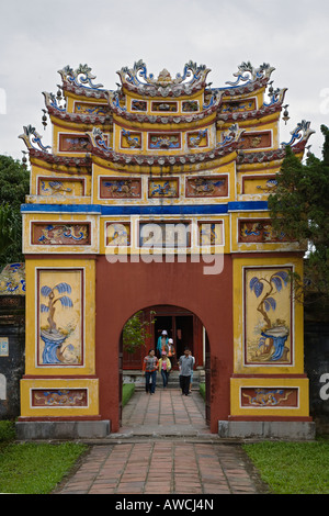 Il giallo decorativo cancello che conduce al tempio MIEU all'interno della cittadella imperiale di HUE VIETNAM Foto Stock