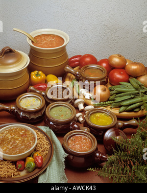 Un assortimento di zuppe vegetali a base di noodle di pollo fungo bean chili di cipolle Pomodori Pomodori spazio copia Foto Stock