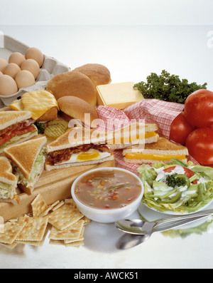 Zuppa assortiti panini combo sandwich vegetale formaggio tostato uova pancetta insalata di pollo blt lattuga Pomodori Pomodori cracker Foto Stock
