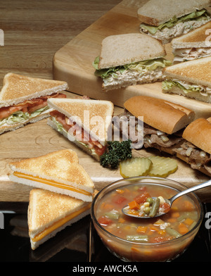 Zuppa assortiti combo sandwich tostato formaggio insalata di pollo pancetta di tonno lattuga tomatoe pomodoro zuppa di verdure steak sandwich toast Foto Stock
