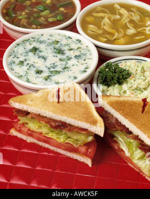 Zuppa assortiti combo sandwich bacon insalata di pomodoro toast tomatoe la crema di broccoli di noodle al pollo verdure piastrella rosso sul bancone Foto Stock