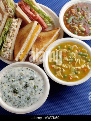 Zuppa assortiti combo sandwich tostato formaggio insalata di pollo pancetta di tonno lattuga tomatoe pomodoro crema di broccoli vegetale a base di noodle Foto Stock