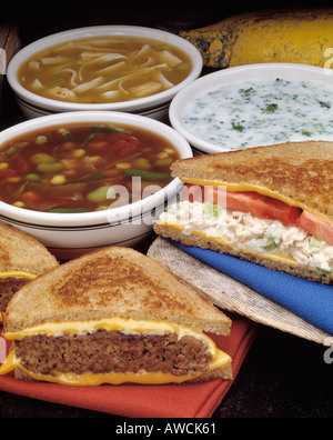 Zuppa assortiti combo sandwich di pollo vegetale a base di noodle la crema di broccoli hamburger di pollo al pomodoro insalata di pomodori formaggio tostato B Foto Stock