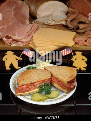 Prosciutto arrosto di manzo affumicato formaggio turchia tostare il pane tostato panino insalata di patate tagliate a fette pickle noi bandiera Foto Stock