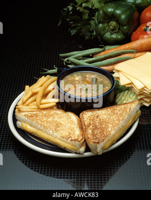 Tostare sandwich di formaggio fritto francese frigge tazza di brodo vegetale cucina spazio copia Bon Appetit Foto Stock