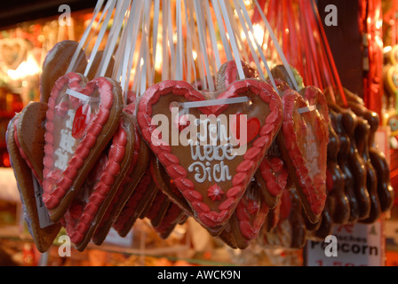 Lebkuchen (una sorta di soffice pan di zenzero) cuore, tradizionale Natale a cottura a bambini mercatino di Natale a Norimberga, Foto Stock