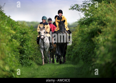 Piloti del Cavallino da STOCKBRIDGE scuola di equitazione godetevi una gita sulla briglia modi intorno a Stockbridge in HAMPSHIRE REGNO UNITO Foto Stock