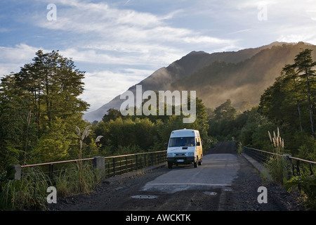 Camper su un ponte a Park Pumalin, Carretera Austral, Patagonia, Cile, Sud America Foto Stock