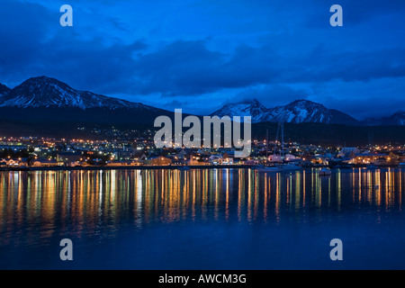 Skyline di Ushuaia, più a sud di città del mondo, di notte, Tierra del Fuego, Argentina, Sud America Foto Stock