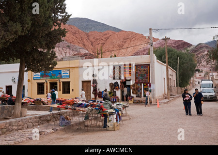 Mart in Purmamarca presso la collina multicolore Cerro de los Siete Colores, Quebrada de Humahuaca, Argentina, Sud America Foto Stock