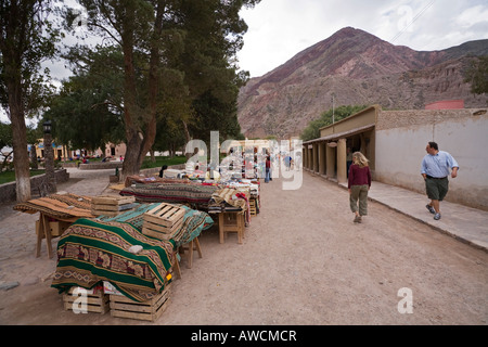 Mart in Purmamarca presso la collina multicolore Cerro de los Siete Colores, Quebrada de Humahuaca, Argentina, Sud America Foto Stock