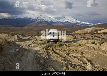 Camper su una strada distrutti dalla pioggia nel parco nazionale Lauca sulla strada per il parco nazionale Reserva Nacional Las Vicunas, Chil Foto Stock