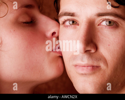 Coppia giovane kissing Foto Stock