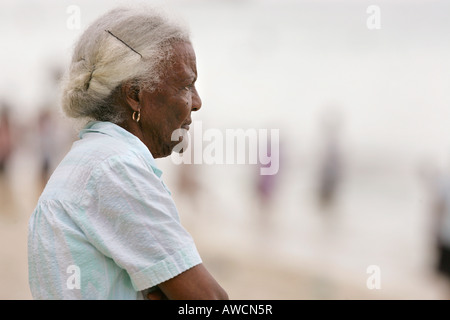 Donna anziana, spiaggia pubblica, Maurizio Foto Stock