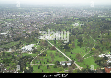 Vista aerea della Royal Botanic Gardens di Kew con la Principessa di Galles conservatorio e la Casa delle Palme Foto Stock