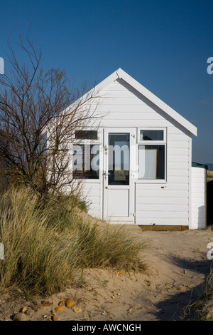 Legno bianco beach hut sulla testa hengistbury Foto Stock