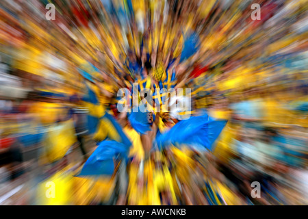Zoom effetto raffica di ventole svedese in mezzo alla folla durante la Coppa del Mondo 2006 Foto Stock