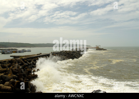 Onde rizzatura contro il SEAWALL protettivo di VIZHINJAM TRIVANDRUM Foto Stock