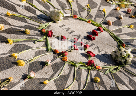 Immaginate il memorial dedicato a John Lennon in Strawberry Fields, al Central Park di New York Foto Stock
