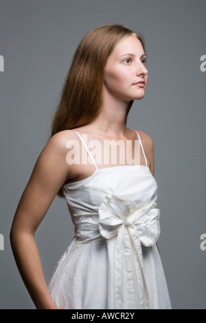 Con i capelli lunghi donna che indossa un abito bianco Foto Stock