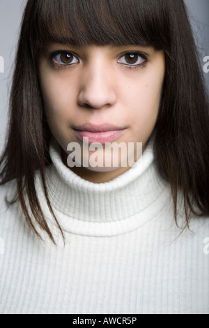 Ritratto di dai capelli scuri donna giovane Foto Stock