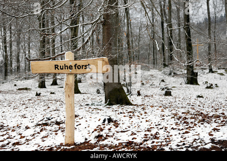 Segno, 'Ruheforst' segnando un bosco sito sepolcrale, cimitero alternativi, Palatinato, Renania-Palatinato, Germania, Europa Foto Stock