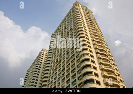 Tipico edificio di appartamenti in cui appartamenti sono affittati per la settimana o il mese o venduti come condos in Pattaya, Thailandia, Sud-est asiatico Foto Stock