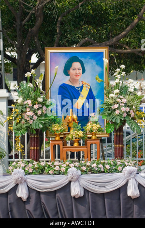 Lutto altare, immagine della Principessa Galyani Vadhanaa morto nel 2007 84 anni, molto venerata figura in Thailandia, Sud-est asiatico Foto Stock