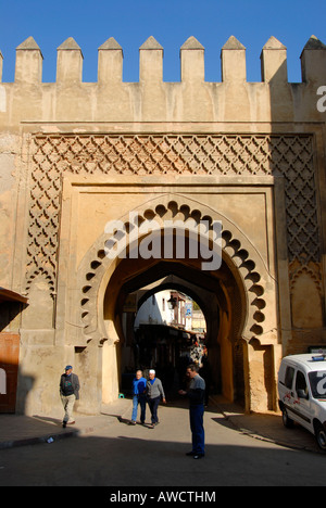 Città medievale di Bab gate Semmarin Fes el Jdid Marocco Foto Stock