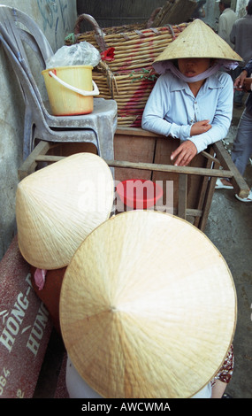 La donna seduta al mercato Foto Stock