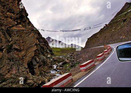 Mountain pass road, rotta verso Nam Tso lake, Tibet Foto Stock