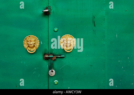 La porta di metallo con porte battenti, Lhasa, in Tibet Foto Stock