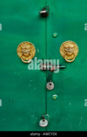 La porta di metallo con porte battenti, Lhasa, in Tibet Foto Stock