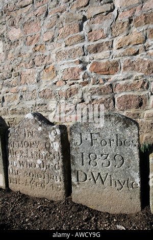 Headstone segnando una tomba in un cimitero del Regno Unito Foto Stock