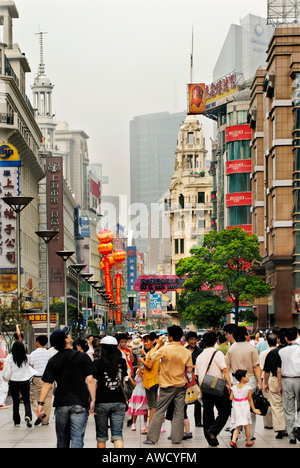 High street (Nanjing Donglu), Shanghai, Cina e Asia Foto Stock