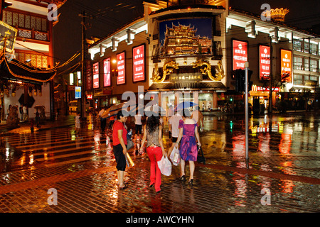 Tempo piovoso, nuovo quartiere costruito a Yu-giardino di sera, Shanghai, Cina, Asia (composizione) Foto Stock