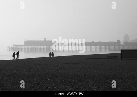 Hastings pier attraverso la nebbia 2 Foto Stock