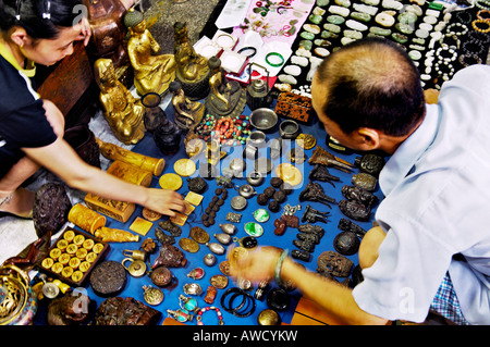 Nella parte vecchia della città, Fangbang Zhonglu mercatino di antiquariato, Shanghai, Cina e Asia Foto Stock