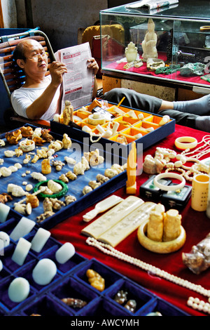 Nella parte vecchia della città, intarsi in avorio al Fangbang Zhonglu mercatino di antiquariato, Shanghai, Cina e Asia Foto Stock