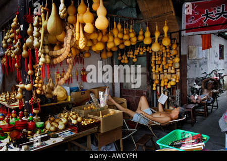 La vendita di Wo Lu zucche come portafortuna, parte della città vecchia, vicino Fangbang Zhonglu, Shanhai, Cina e Asia Foto Stock