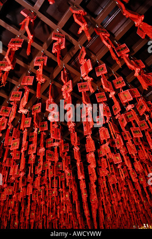 Città tempio di Dio, le offerte che pendevano dal soffitto, Shanghai, Cina e Asia Foto Stock